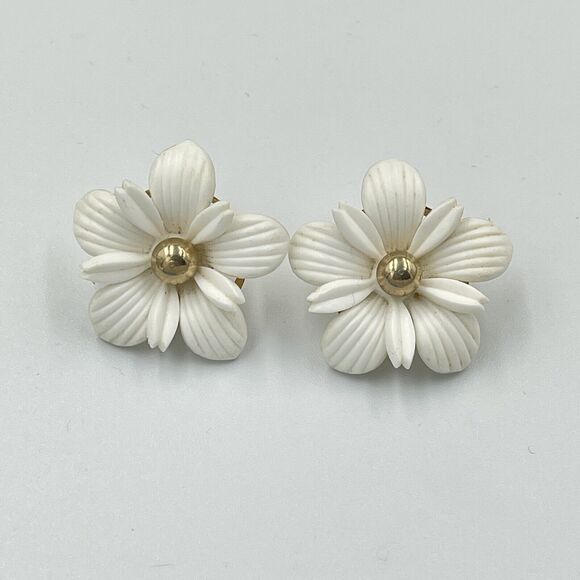 Vintage Sarah Coventry Floral Clip on Earrings White Flower Prairie Boho Signed - Picture 2 of 6